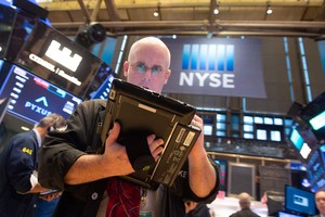 Giới đầu tư "sớm nắng chiều mưa"