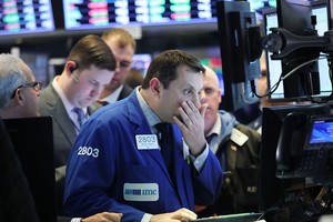 Tin xấu dồn dập, giới đầu tư tháo chạy