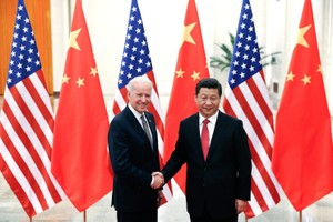 Ông Joe Biden gặp gỡ Chủ tịch Trung Quốc Tập Cận Bình trong một chuyến thăm đến Bắc Kinh năm 2013. Ảnh: Getty Images.