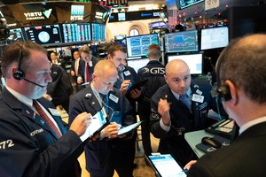 Gác lại âu lo, giới đầu tư mạnh tay xuống tiền