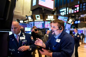 Đón dữ liệu kinh tế tích cực, giới đầu tư vẫn hoang mang