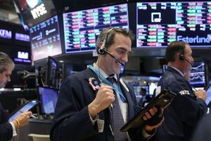 Tesla và cổ phiếu ngân hàng đưa phố Wall lên đỉnh mới