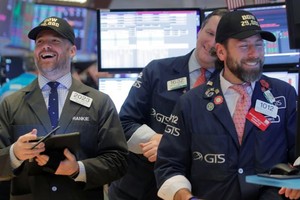 Fed siết chính sách "mềm mại" như dự đoán, giới đầu tư hưởng ứng tích cực