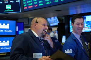 Gạt qua nỗi lo dịch bệnh, giới đầu tư liên tục gom hàng 