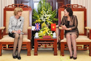 Phó thống đốc NHNN Nguyễn Thị Hồng tiếp xã giao Thị trưởng Trung tâm tài chính London Fiona Woolf
