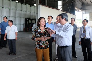 Thống đốc Ngân hàng Nhà nước Nguyễn Văn Bình trong một chiến công tác tại địa phương 