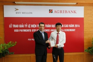 Ông Nguyễn Hải Long, Phó tổng giám đốc Agribank nhận giải từ lãnh đạo Bank of New York Mellon 