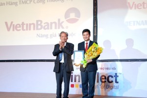 Ông Trần Công Quỳnh Lân, Phó tổng giám đốc VietinBank đại diện Ngân hàng nhận giải thưởng