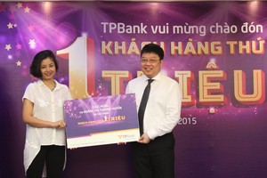 Ông Nguyễn Hưng, Tổng Giám đốc TPBank chào mừng khách hàng thứ 1 triệu của ngân hàng
