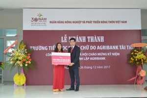 Giám đốc Agribank Ninh Thuận Đinh Xuân Sơn trao biểu trưng
Agribank tài trợ 13,5 tỷ đồng xây dựng Trường Tiểu học Ninh Chữ