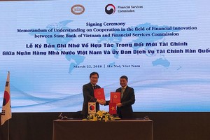 Thống đốc Ngân hàng Nhà nước Lê Minh Hưng và ông JongKu Choi, Chủ tịch FSC ký Bản ghi nhớ về hợp tác trong lĩnh vực đổi mới tài chính