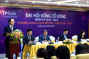 Chủ tịch HĐQT TPBank Đỗ Minh Phú trình bày Báo cáo tại Đại hội.