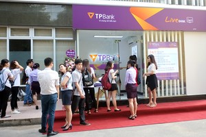 Sinh viên ngân hàng được phục vụ bằng ngân hàng hiện đại “không nhân viên”