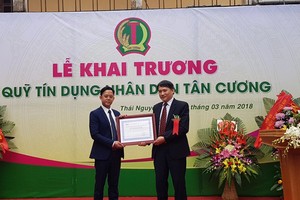 Đại diện BHTG Việt Nam trao Chứng nhận tham gia BHTG cho Quỹ tín dụng nhân dân Tân Cương (TP. Thái Nguyên, tỉnh Thái Nguyên)