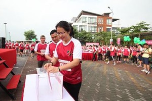 Ban lãnh đạo và các cán bộ Agribank tham gia ủng hộ cho các trẻ em có hoàn cảnh khó khăn tại Bệnh viện K3, Tân Triều