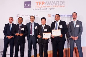Ông Nguyễn Hưng, Tổng giám đốc TPBank đại diện cho Ngân hàng nhận Giải thưởng