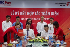 Ông Huỳnh Bửu Quang, Tổng giám đốc Maritime Bank và ông Bùi Đức Bình Dương, Tổng giám đốc ECPay trong buổi ký kết