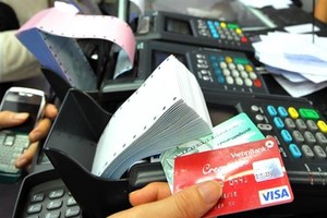 Sử dụng thẻ có bị phân biệt giá so với thanh toán bằng tiền mặt