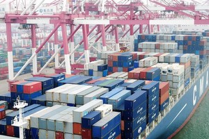 Theo WB, xu hướng tăng xuất khẩu hàng hóa đang chững lại, trong khi các hoạt động nhập khẩu có dấu hiệu giảm dần.