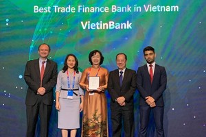 Bà Trần Thị Minh Đức nhận giải thưởng danh giá của The Asian Banker