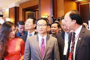 Phó Thủ tướng Chính Phủ Vũ Đức Đam tham quan gian hàng Ví Việt tại khu Triển lãm.