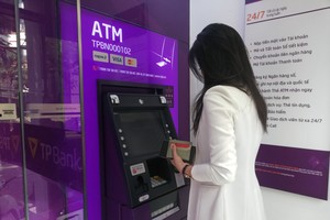 TPBank khuyến cáo khách hàng nên che tay khi nhập mã PIN tại ATM
