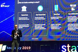 Ông Alex Kling, Giám đốc phụ trách Digital cho Dịch vụ tài chính Khu vực ASEAN của EY chia sẻ tại Hội thảo.