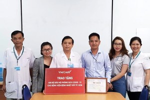 Đại diện VietCredit và Đại diện Bệnh viện Bệnh nhiệt đới TP. HCM cùng chụp ảnh lưu niệm