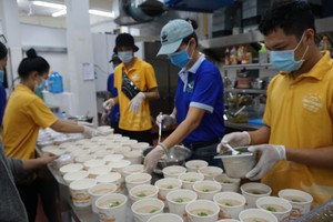 Quá trình nấu cháo, hậu cần đều do cán bộ, nhân viên Quỹ HTX và NCB thực hiện