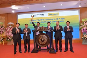 Ông Trần Ngọc Tâm, Tổng giám đốc Nam A Bank cùng các lãnh đạo Ngân hàng và khách mời thực hiện nghi thức giao dịch trên UPCoM.