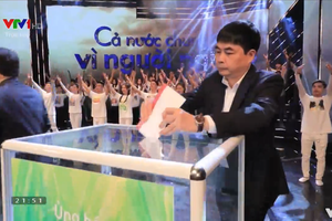 Ông Nguyễn Minh Phương, Phó tổng giám đốc Agribank tham gia ủng hộ chương trình