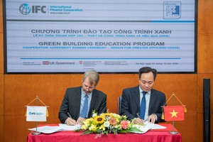 Lễ ký kết giữa ông Kyle Kelhofer, Giám đốc Quốc gia IFC và PGS.TS. Phạm Xuân Anh, Phó Hiệu trưởng Trường Đại học Xây dựng tại Hà Nội ngày 3/12/2020.