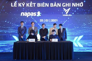 Chứng kiến buổi lễ ký kết còn có ông Nguyễn Kim Anh – Phó Thống đốc Ngân hàng Nhà nước Việt Nam, ông Nguyễn Quang Hưng – Chủ tịch HĐQT NAPAS và ông Nguyễn Hoàng Hải – Giám đốc Trung tâm Quản lý giao thông công cộng TP Hà Nội