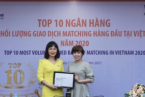 Đại diện LienVietPostBank, bà Nguyễn Ánh Vân, Phó tổng giám đốc nhận giải thưởng