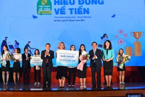 PGS.TS. Nguyễn Kim Anh - Phó Thống đốc NHNN tham dự và trao tặng phần thưởng cho các đội thi đoạt giải.