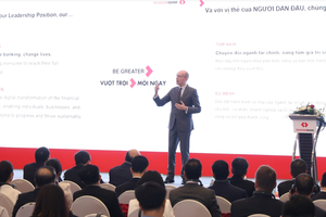 Ông Jens Lottner, Tổng Giám đốc Techcombank trình bày tại ĐHCĐ