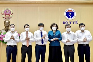 Tham dự buổi lễ có có Ủy viên Trung ương Đảng, Thống đốc NHNN Việt Nam Nguyễn Thị Hồng; Ủy viên Trung ương Đảng, Bộ trưởng Bộ Y tế Nguyễn Thanh Long cùng lãnh đạo các Vụ, Cục chức năng của NHNN và Bộ Y tế. 