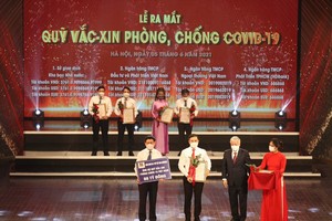 Đại diện Agribank, ông Phạm Đức Ấn, Chủ tịch HĐTV trao ủng hộ Quỹ Vaccine.