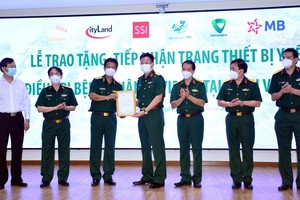 Đại tá Hà Trọng Khiêm – Phó tổng giám đốc phụ trách khu vực phía Nam (thứ tư từ trái qua) đại diện MB trao tặng 5 tỷ đồng tới Bệnh viện Quân y 175