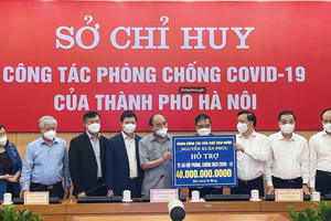 Ngày 13/8, ông Trần Minh Đạt - Phó Tổng giám đốc MB (thứ tư từ trái qua) tham gia Đoàn công tác Chủ tịch nước Nguyễn Xuân Phúc, đóng góp 20 tỷ đồng đến TP. Nội trong công tác phòng chống COVID-19.