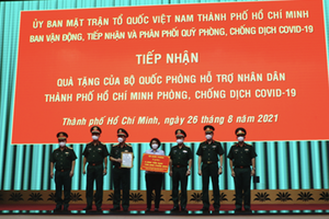 Lãnh đạo TP. HCM tiếp nhận phần quà biểu trưng