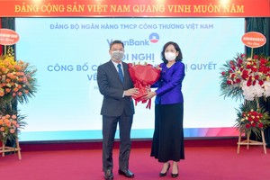 Thống đốc NHNN Việt Nam Nguyễn Thị Hồng chúc mừng tân Chủ tịch VietinBank