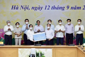 Phó Thống đốc thường trực NHNN Đào Minh Tú, đại diện Ngành ngân hàng trao tặng 100.000 máy tính cho Chương trình “Sóng và máy tính cho em”.