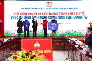 Đại diện SCB trao tặng xe xét nghiệm tại TP.Hà Nội.