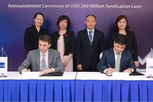 Đại diện ADB, VIB, UOB và các bên tại lễ công bố.