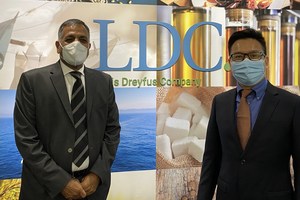 Phó Chủ tịch chuyên trách Nghiệp vụ Khu vực tư nhân và Quan hệ Đối tác công - tư của ADB, ông Ashok Lavasa (trái) gặp gỡ Giám đốc Thương mại và Trưởng bộ phận châu Á của LDC, ông James Zhou (phải) tại văn phòng của LDC ở Xinh-ga-po.