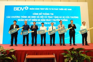 Ông Phan Đức Tú, Chủ tịch HĐQT và ông Lê Ngọc Lâm, Tổng Giám đốc BIDV tại sự kiện an sinh xã hội.