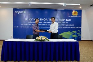 Lãnh đạo Napas và Trung tâm dữ liệu dân cư tại lễ ký kết thỏa thuận hợp tác