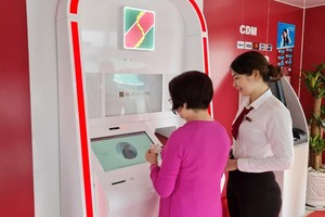 Khách hàng trải nghiệp giao dịch tại Long An