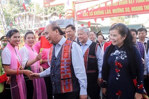 Chủ tịch nước Nguyễn Xuân Phúc dự Ngày hội Đại đoàn kết toàn dân tộc tại liên khu dân cư 3 xã Khổng Lào, Mường So và Hoang Thèn, huyện Phong Thổ